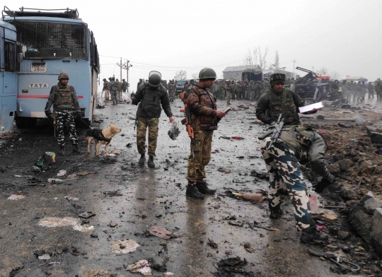 Ledakan Bom Mobil Tewaskan 12 Tentara di Kashmir