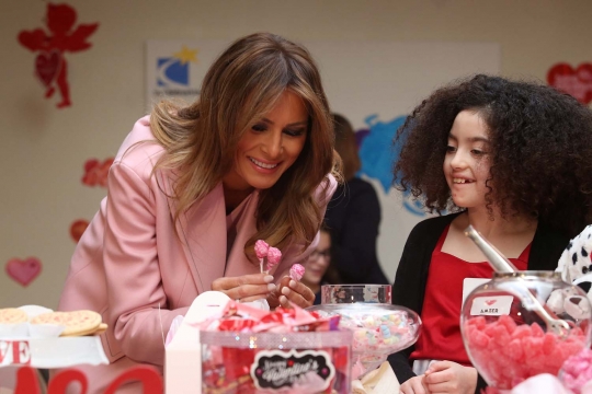 Melania Trump Habiskan Hari Valentine Bersama Pasien Anak di Rumah Sakit