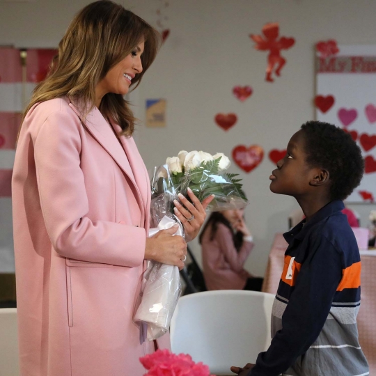 Melania Trump Habiskan Hari Valentine Bersama Pasien Anak di Rumah Sakit