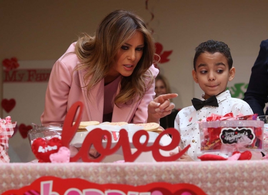 Melania Trump Habiskan Hari Valentine Bersama Pasien Anak di Rumah Sakit