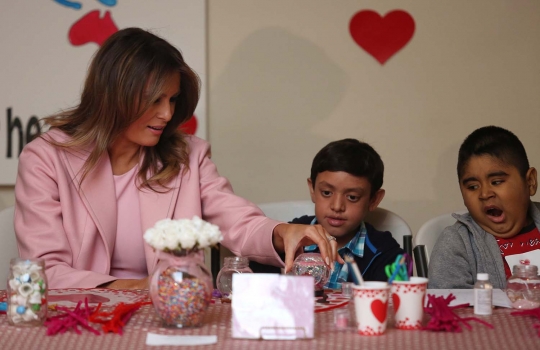 Melania Trump Habiskan Hari Valentine Bersama Pasien Anak di Rumah Sakit
