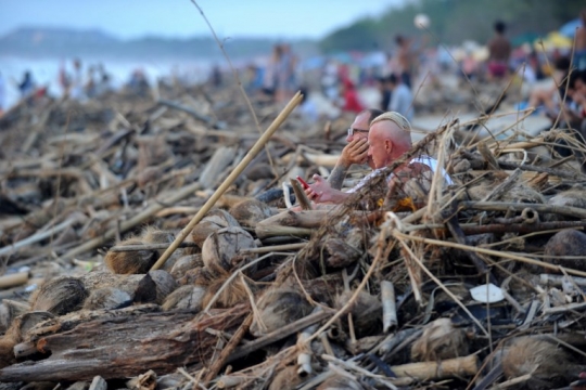 Potret Turis Menikmati Liburan di Tengah Tumpukan Sampah Pantai Bali