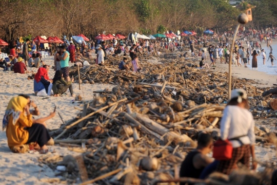 Potret Turis Menikmati Liburan di Tengah Tumpukan Sampah Pantai Bali