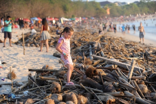 Potret Turis Menikmati Liburan di Tengah Tumpukan Sampah Pantai Bali