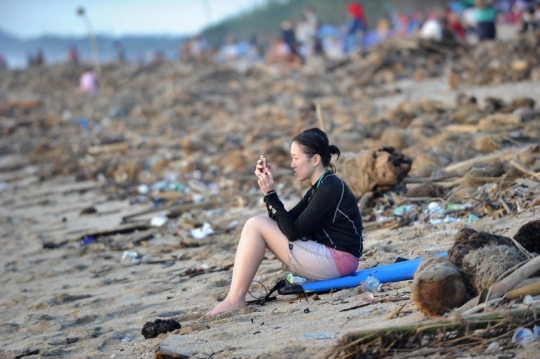 Potret Turis Menikmati Liburan di Tengah Tumpukan Sampah Pantai Bali