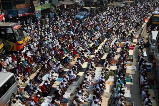 Salat Jumat Hentikan Lalu Lintas Jalan Raya di Bangladesh