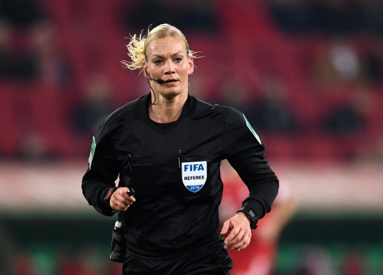 Bibiana Steinhaus Pengadil Lapangan di Pertandingan Munchen vs Augsburg