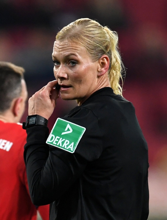 Bibiana Steinhaus Pengadil Lapangan di Pertandingan Munchen vs Augsburg