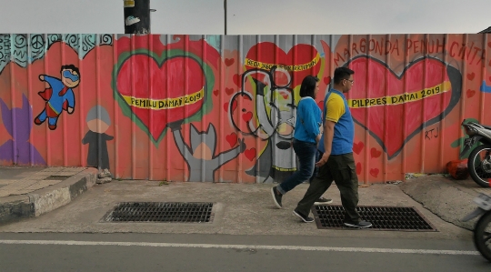 Warga Depok Serukan Pemilu Damai Melalui Mural