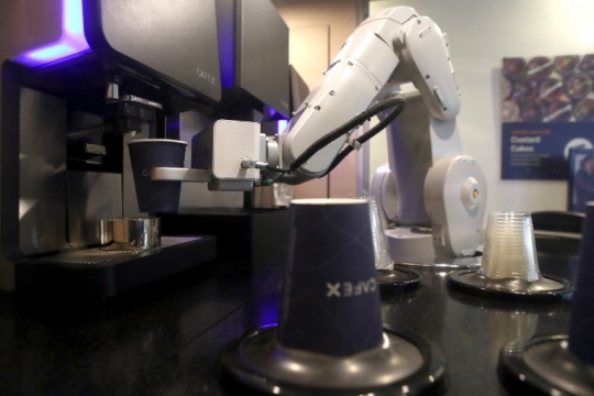 Kecanggihan Robot Barista Sajikan Minuman Kopi untuk Pelanggan