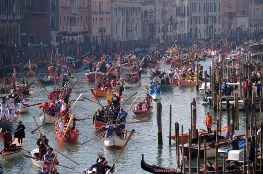 Kemeriahan Parade Perahu di Kanal Venesia