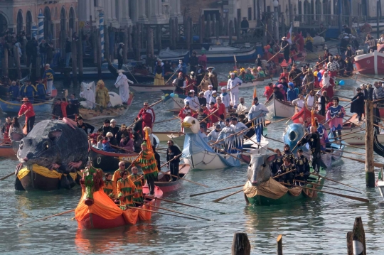 Kemeriahan Parade Perahu di Kanal Venesia