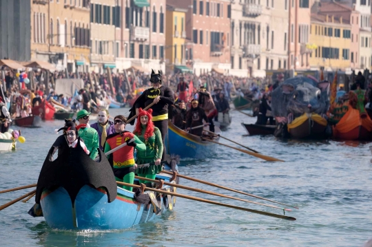 Kemeriahan Parade Perahu di Kanal Venesia