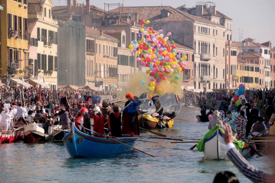 Kemeriahan Parade Perahu di Kanal Venesia