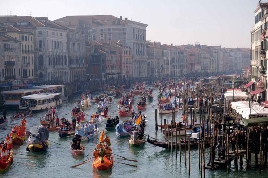 Kemeriahan Parade Perahu di Kanal Venesia