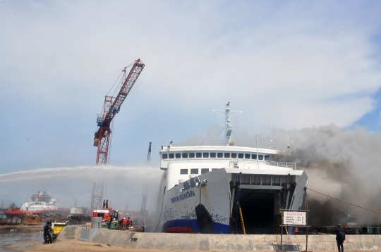 Kapal Roro Terbakar di Galangan Pelabuhan Tanjung Emas Semarang