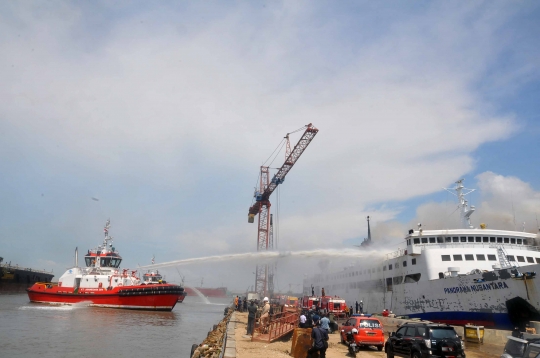 Kapal Roro Terbakar di Galangan Pelabuhan Tanjung Emas Semarang