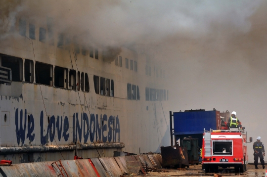 Kapal Roro Terbakar di Galangan Pelabuhan Tanjung Emas Semarang