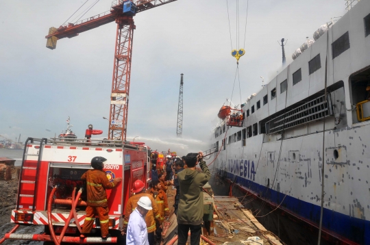 Kapal Roro Terbakar di Galangan Pelabuhan Tanjung Emas Semarang