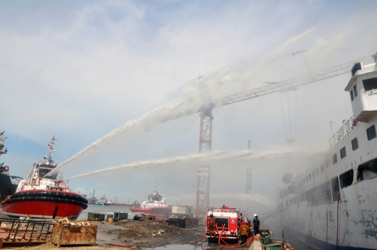 Kapal Roro Terbakar di Galangan Pelabuhan Tanjung Emas Semarang