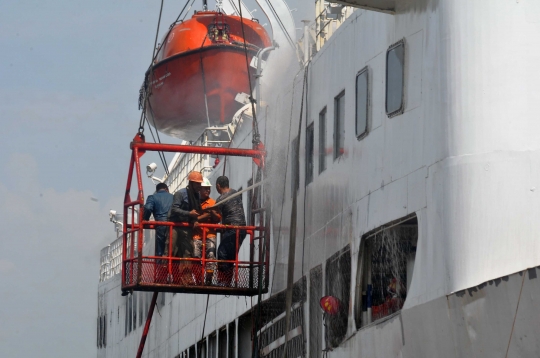 Kapal Roro Terbakar di Galangan Pelabuhan Tanjung Emas Semarang