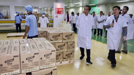 Gaya Jokowi Tinjau Pabrik Mayora di Cikupa