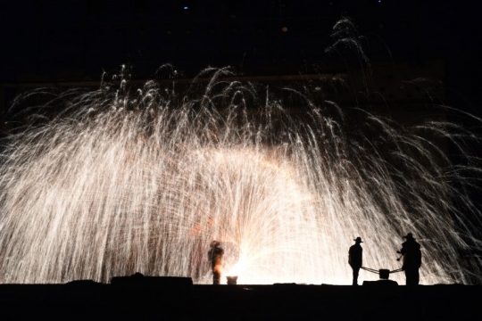 'Hujan Api' Terangi Festival Lentera