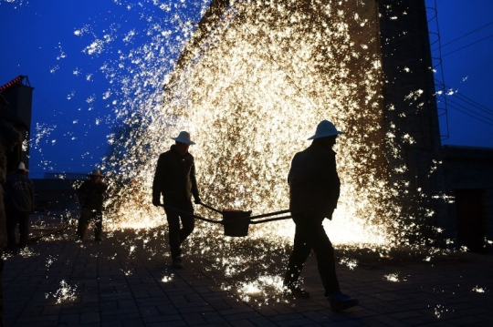 'Hujan Api' Terangi Festival Lentera