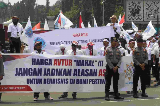 Aksi Demo Pekerja Pertamina Kepung Istana