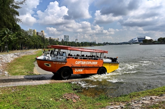 Serunya Menjelajahi Sungai Singapura dengan Wahana Amfibi