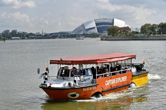 Serunya Menjelajahi Sungai Singapura dengan Wahana Amfibi