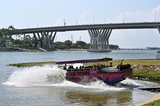 Serunya Menjelajahi Sungai Singapura dengan Wahana Amfibi