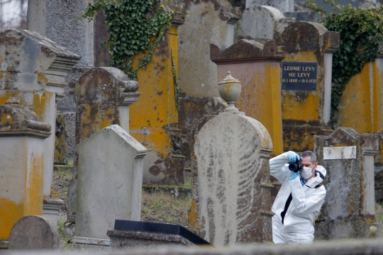 Pemakaman Yahudi di Prancis Dicoreti Lambang Nazi