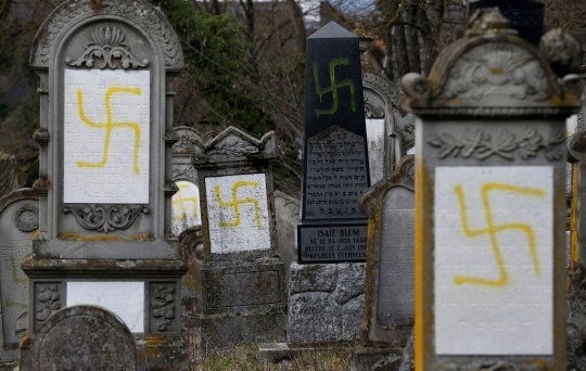 Pemakaman Yahudi di Prancis Dicoreti Lambang Nazi