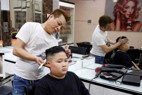 Barbershop Vietnam Ini Gratiskan Cukur Rambut Mirip Kim Jong-un dan Trump