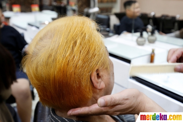 Le Phuc Hai (66) ketika rambutnya dipangkas mirip rambut Donald Trump di barbershop Tuan Duong di Hanoi, Vietnam, Selasa (19/2).