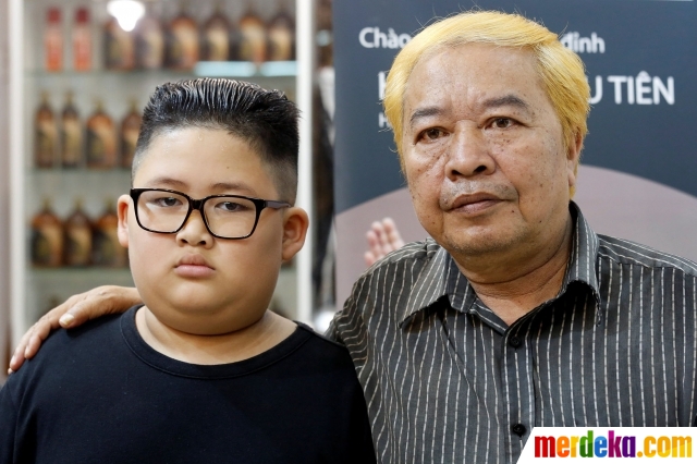 To Gia Huy dengan gaya rambut mirip Kim Jong-un dan Le Phuc Hai mirip Donald Trump berfoto bersama.