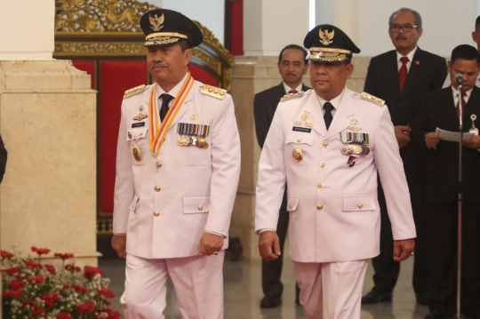 Jokowi Lantik Gubernur dan Wakil Gubernur Riau di Istana Negara
