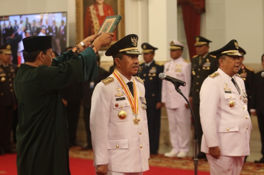 Jokowi Lantik Gubernur dan Wakil Gubernur Riau di Istana Negara