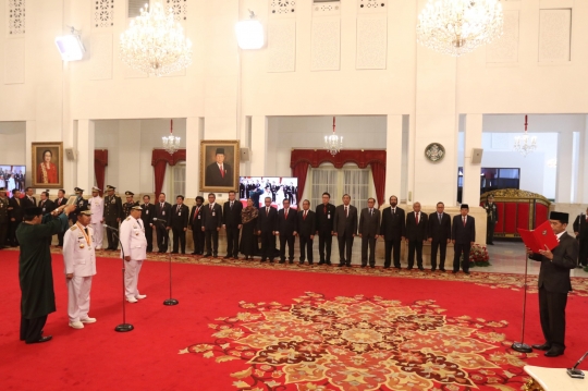 Jokowi Lantik Gubernur dan Wakil Gubernur Riau di Istana Negara