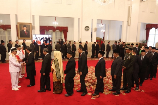 Jokowi Lantik Gubernur dan Wakil Gubernur Riau di Istana Negara