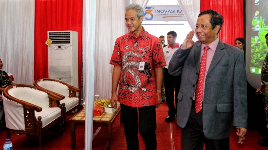 Hadiri Dialog Kebangsaan, Ganjar Pranowo Dihadiahkan Cindera Mata