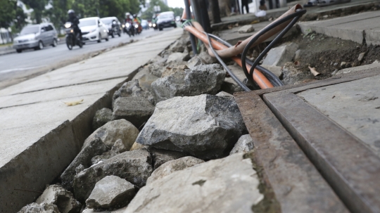 Pembongkaran Gorong-gorong di Jalan Hayam Wuruk Menyisakan Kerikil dan Batu