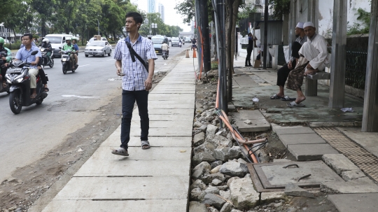 Pembongkaran Gorong-gorong di Jalan Hayam Wuruk Menyisakan Kerikil dan Batu