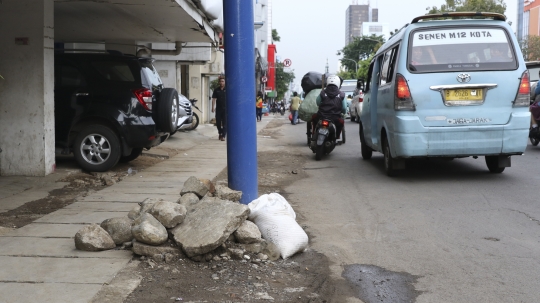 Pembongkaran Gorong-gorong di Jalan Hayam Wuruk Menyisakan Kerikil dan Batu