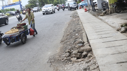 Pembongkaran Gorong-gorong di Jalan Hayam Wuruk Menyisakan Kerikil dan Batu