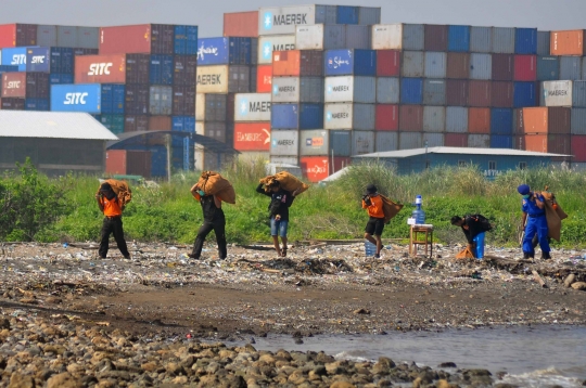 Hari Peduli Sampah Nasional, Ribuan Orang Bersihkan Pantai Semarang