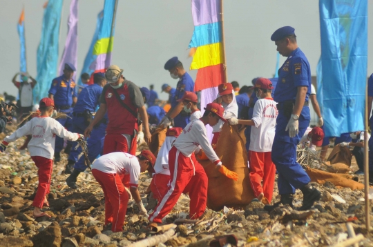 Hari Peduli Sampah Nasional, Ribuan Orang Bersihkan Pantai Semarang