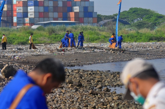 Hari Peduli Sampah Nasional, Ribuan Orang Bersihkan Pantai Semarang