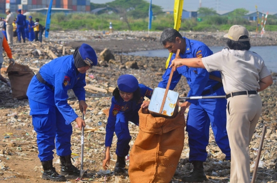 Hari Peduli Sampah Nasional, Ribuan Orang Bersihkan Pantai Semarang